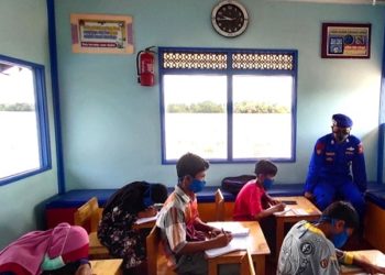 Inspiratif, Bahagianya Siswa Pedalaman Kalteng Saat Menikmati Wifi Gratis dari Polisi