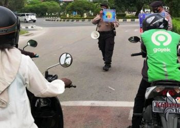 Mitigasi Covid-19, Polresta Palangka Raya Sosialisasikan Prokes dan Bagikan Masker