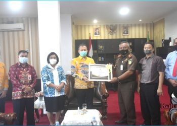 Aset Pemkab Berhasil Diamankan, Bupati Gumas Berikan Penghargaan ke Kejari