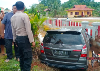 Hindari Motor Oleng, Mobil Innova Seruduk Pagar Kantor Kecamatan