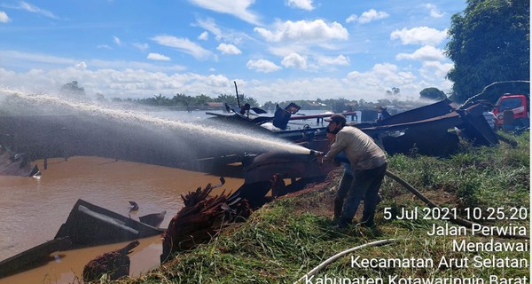 Tongkang Diperbaiki di Pinggir Sungai Diduga Meledak, 1 Orang Meninggal Dunia