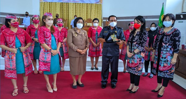 Ketua KPP DPRD Kalteng Lantik Pengurus KPP Gumas