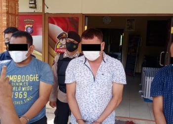 Pelaku terduga pemalsuan baking powder untuk kue di Kabupaten Pulang Pisau yang ditangkap polisi. Foto: Ist