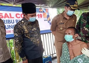 Melihat Proses Vaksinasi, Waket II DPRD Dampingi Bupati Mura di Kecamatan Seribu Riam