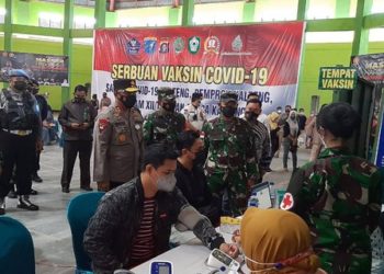 Kapolda Kalteng Dampingi Pangdam XII/TPR Tinjau Vaksinasi Covid-19 di Kotim