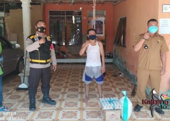 Kepala Desa Gohong Pulang Pisau Sambangi Warga Terinfeksi Covid-19