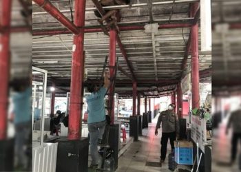 Diduga Stres, Pemuda Ini Nekat Panjat Atap Pasar Mentaya Sampit