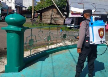 Polisi Semprot Disinfektan Ke Rumah Ibadah di Kuala Pembuang Untuk Cegah Covid-19