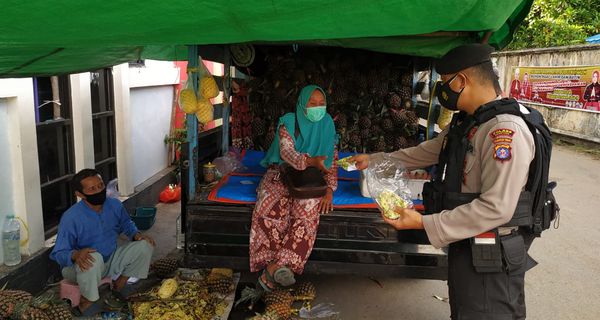 PPKM, Sat Samapta Polres Seruyan Kunjungi Pasar Saik Kuala Pembuang Bagikan Masker