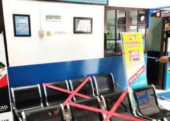 Satlantas Lakukan Penyemprotan Desinfektan di Ruang Pelayanan Polres Seruyan