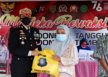 Kapolres Bagikan Sembako Kepada Warga Saat Vaksinasi di Polsek Seruyan Hilir.