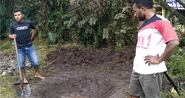 Keseruan Tradisi Bakar Batu Mahasiswa Papua Rayakan 4 Temannya Wisuda di UPR as