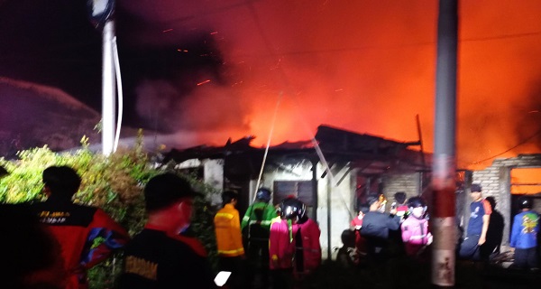Lagi Asyik Makan, Dua Rumah Hangus Terbakar di Palangka Raya ISI