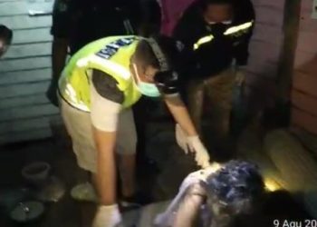 Sakit, Nenek Sebatang Kara Dievakuasi Petugas Gabungan