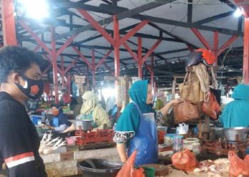 Polisi Rutin Laksanakan Pengecekan Bahan Pangan Di Komplek Pertokoan Kuala Pembuang