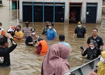 Polsek Mentaya Hulu Dampingi Wabup Kotim Salurkan Bantuan Korban Bencana Banjir