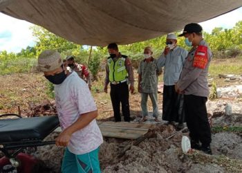 Polsek Pahandut Bantu Pemakaman Jenazah Buruh Pengupas Bawang