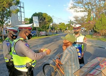 Satlantas Polres Seruyan Lakukan Sosialisasi Prokes Gunakan Papan Portable