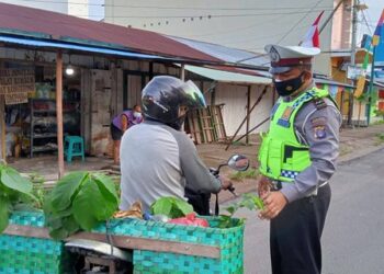 Tak Gunakan Masker, Satlantas Polres Seruyan tegur Pengguna Jalan.