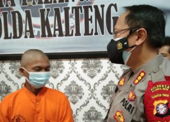Tersangka pembakaran rumah, Abdullah, pada saat diinterogasi Kapolresta Palangka Raya, Kombes Pol Sandi Alfadien Mustofa foto : IST
