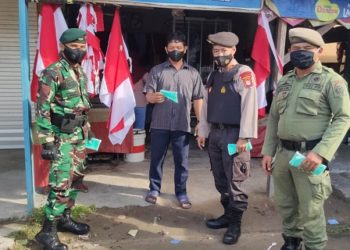 Tim Yustisi Polda Kalteng Imbau Prokes dan Bagikan Masker