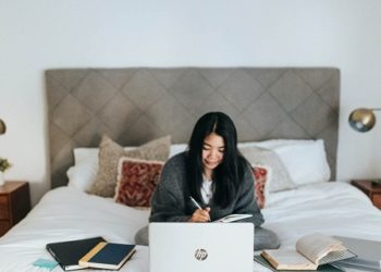 Tips Jaga Kesehatan Mata dan Pikiran Selama Bekerja dari Rumah