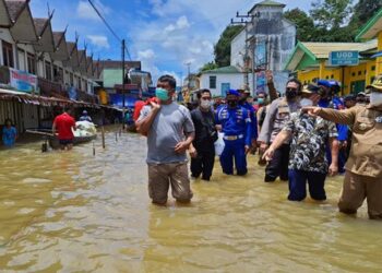 Polres Kotim Lakukan Pengamanan Gubernur Kalteng Saat Tinjau Banjir di Kuala Kuayan