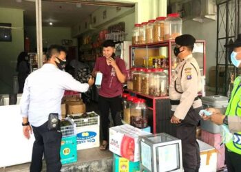 Aparat di Pos Yustisi Pasar Palangka Raya Awasi Penerapan Prokes dan Mitigasi Pandemi Covid-19