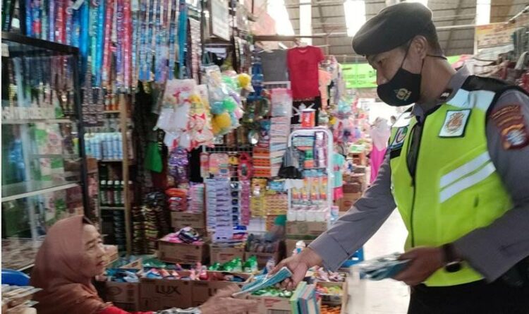 Bagikan Masker dan Edukasi Prokes Tim Polresta Palangka Raya Blusukan Ke Pasar Kahayan