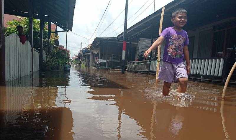 Banjir Meninggi, Warga Gang Simponi Palangka Raya Mengungsi
