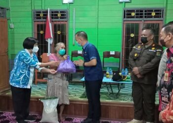Bupati Salurkan Bansos di Dua Desa di Gumas