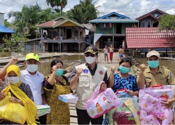Bupati Mura Pantau Kondisi Banjir Sembari Bagikan Bantuan Peralatan Bayi