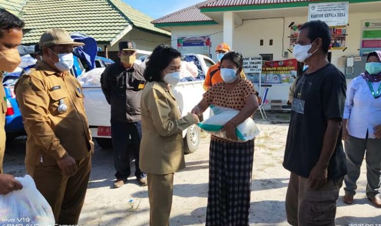 Bupati Serahkan Bantuan 168 Paket Sembako di Tanjung Sanggalang