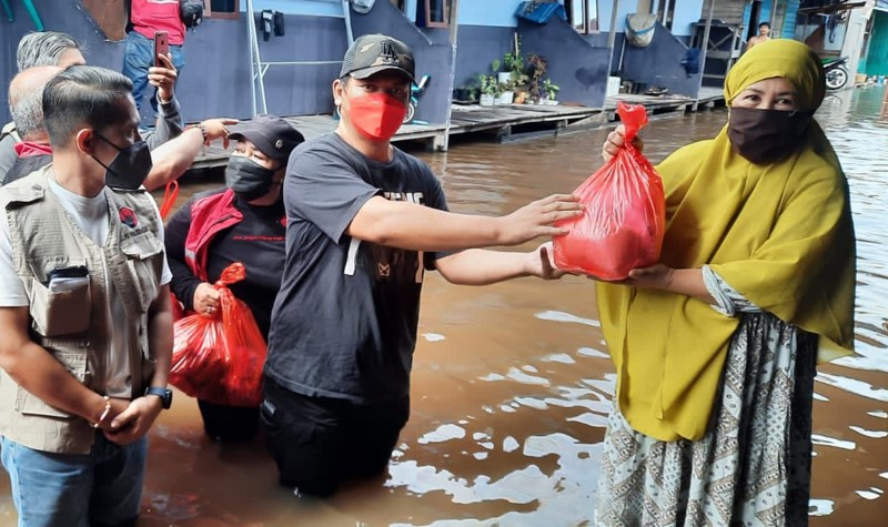 DPC PDIP Palangka Raya dan Baguna DPD PDIP Kalteng Salurkan Bantuan Korban Banjir