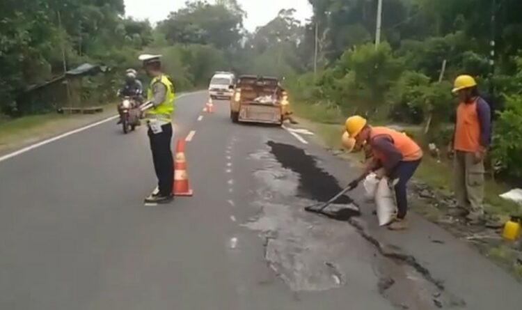 Paska Banjir, Dinas PU Kalteng Perbaiki Jalan Berlubang Bersama Kepolisian