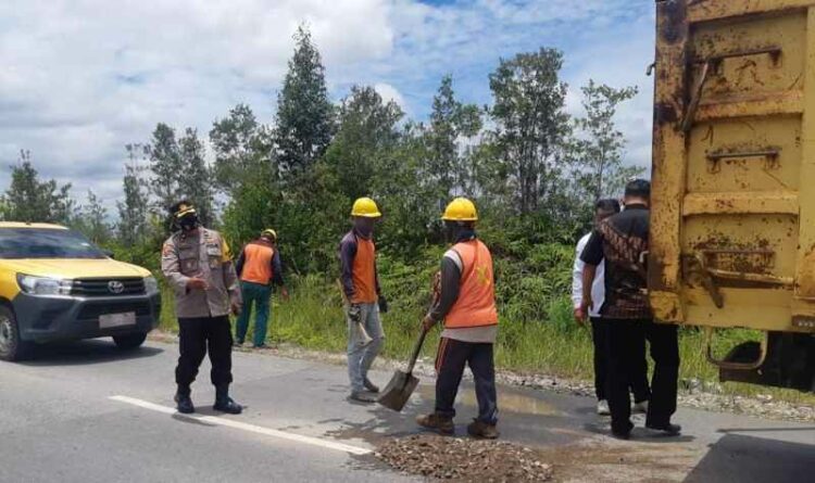 Usai Banjir, Dinas PUPRHub Kabupaten Katingan Perbaiki Jalan Berlubang