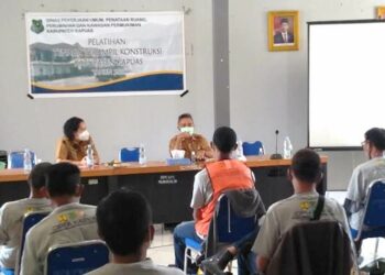 Tukang Bangunan Dilatih Soal Keselamatan Kerja Bidang Konstruksi