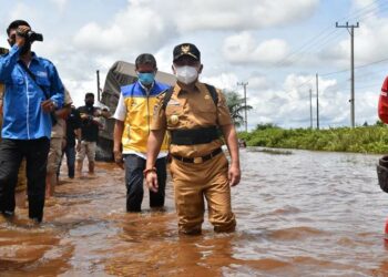Gubernur Kalteng Tinjau Banjir di Jalan Bukit Rawi