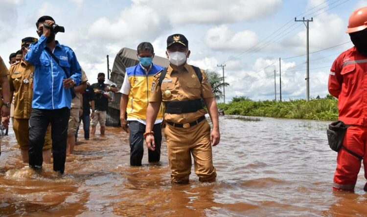 Gubernur Kalteng Tinjau Banjir di Jalan Bukit Rawi