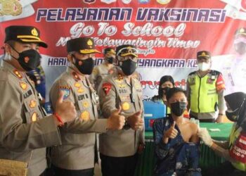 Kapolda Kalteng Tinjau Serbuan Batalyon Vaksinator Untuk Pelayanan Vaksinasi Di Kotim