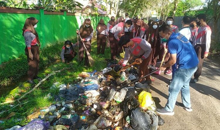 Karang Taruna Inisiasi Pembersihan Sampah Area Sekolah di Sampit