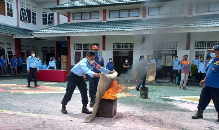 Karutan Palangka Raya, Suwarto saat mempraktekkan pemadaman api menggunakan karung goni basah