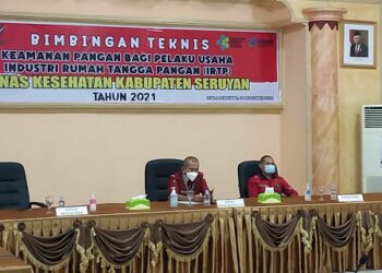 Kepala Dinas Kesehatan Seruyan saat membuka kegiatan bimtek untuk pelaku usaha industri rumah tangga pangan