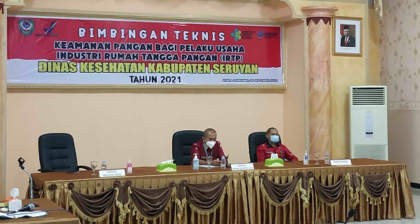 Kepala Dinas Kesehatan Seruyan saat membuka kegiatan bimtek untuk pelaku usaha industri rumah tangga pangan