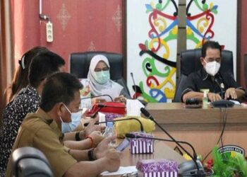 Ketua Bapemperda DPRD Kota Palangka Raya, Riduanto (Baju hitam) pada saat memimpin rapat (ist)