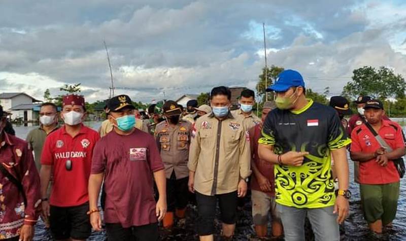 Ketua GP4H DPRD Kalteng Serahkan Bantuan Untuk Korban Banjir Katingan as