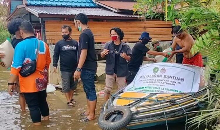 Komunitas Lintas Profesi Tikum-23 Salurkan Bantuan Korban Banjir Katingan