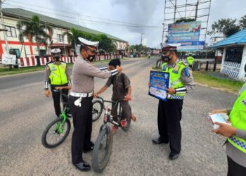Lakukan Operasi Patuh, Satuan Lalulintas Bagikan Masker Ke Warga