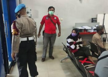 Lakukan Pengamanan Penerima BPUM di BRI, Polsek Seruyan Hilir Ingatkan Prokes