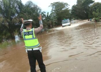 Lantas Polres Seruyan lakukan Pengaturan Lalu Lintas di Jalan Banjir